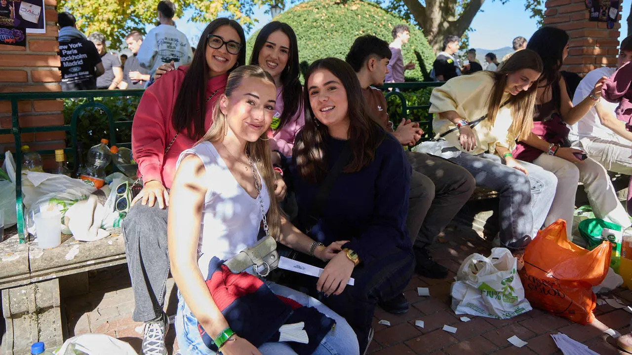 Botell&oacute;n y fiesta previa a la Carpa Universitaria de Oto&ntilde;o 2026 de los estudiantes de la Universidad P&uacute;blica de Navarra en el parque de la Medialuna de Pamplona. I&Ntilde;IGO ALZUGARAY