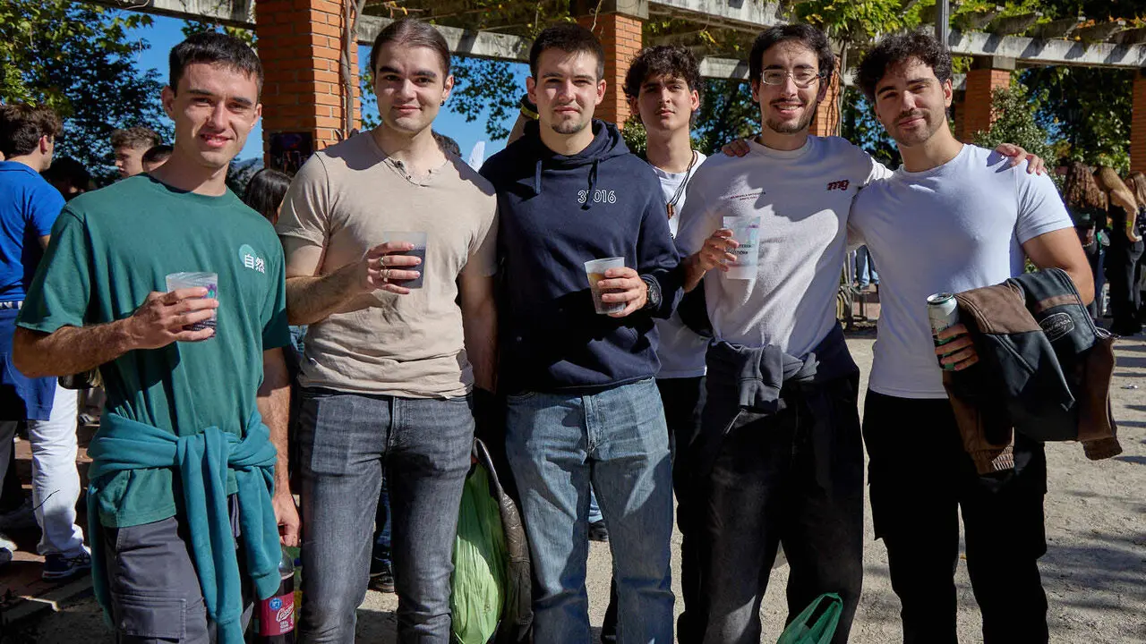 Botell&oacute;n y fiesta previa a la Carpa Universitaria de Oto&ntilde;o 2026 de los estudiantes de la Universidad P&uacute;blica de Navarra en el parque de la Medialuna de Pamplona. I&Ntilde;IGO ALZUGARAY