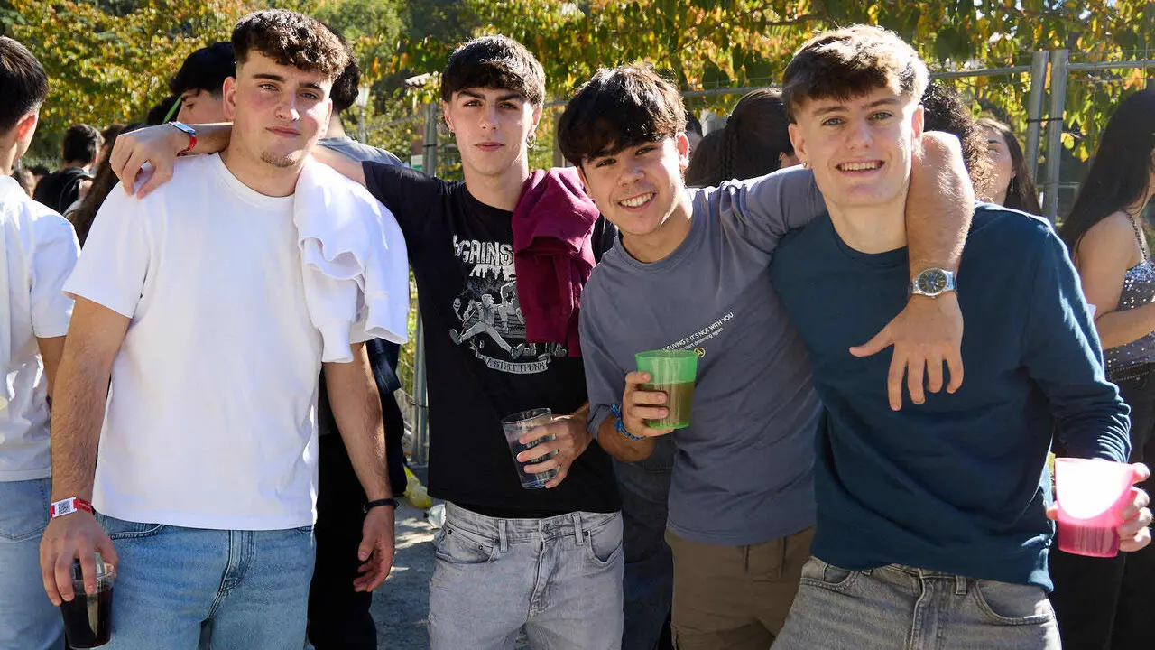 Botell&oacute;n y fiesta previa a la Carpa Universitaria de Oto&ntilde;o 2026 de los estudiantes de la Universidad P&uacute;blica de Navarra en el parque de la Medialuna de Pamplona. I&Ntilde;IGO ALZUGARAY