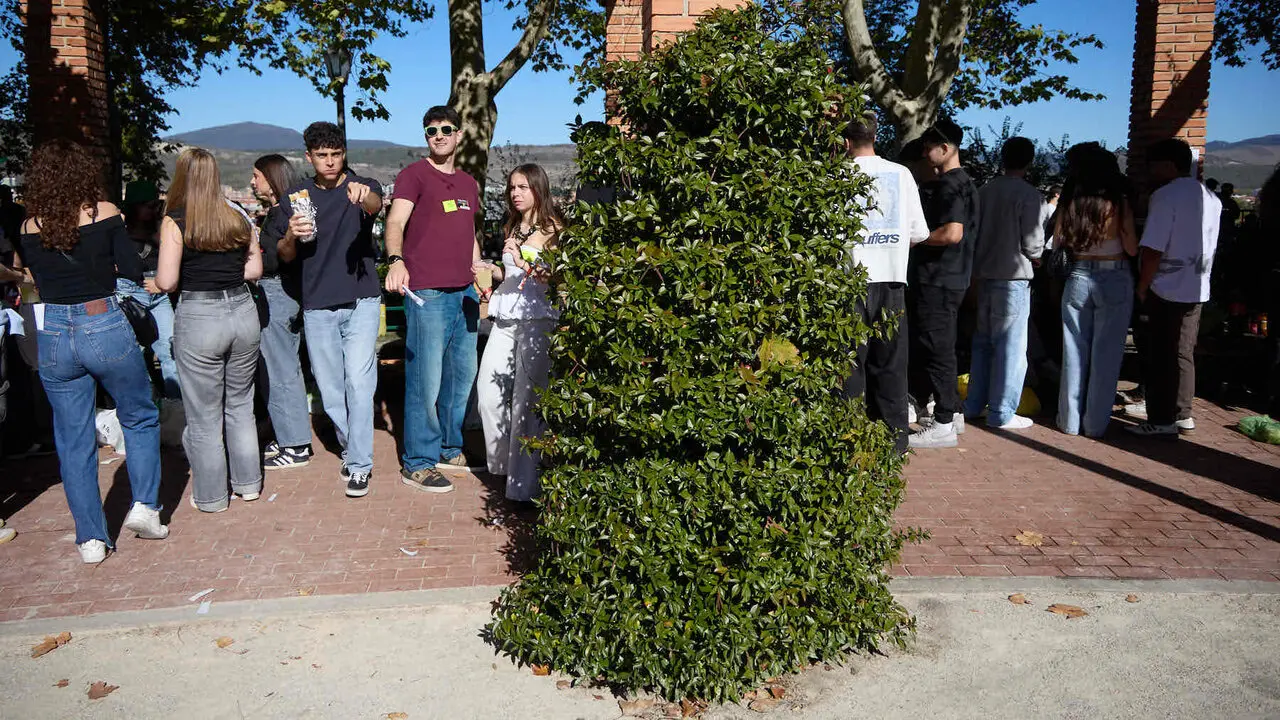 Botell&oacute;n y fiesta previa a la Carpa Universitaria de Oto&ntilde;o 2026 de los estudiantes de la Universidad P&uacute;blica de Navarra en el parque de la Medialuna de Pamplona. I&Ntilde;IGO ALZUGARAY