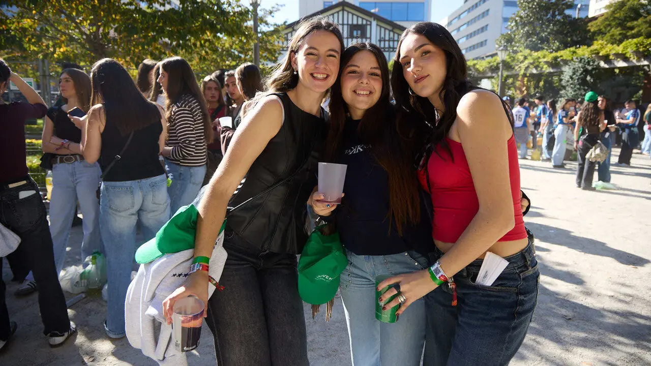 Botell&oacute;n y fiesta previa a la Carpa Universitaria de Oto&ntilde;o 2026 de los estudiantes de la Universidad P&uacute;blica de Navarra en el parque de la Medialuna de Pamplona. I&Ntilde;IGO ALZUGARAY