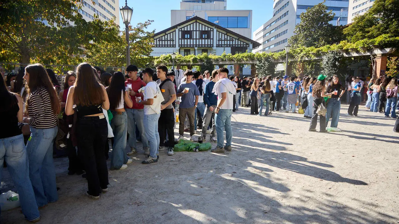 Botell&oacute;n y fiesta previa a la Carpa Universitaria de Oto&ntilde;o 2026 de los estudiantes de la Universidad P&uacute;blica de Navarra en el parque de la Medialuna de Pamplona. I&Ntilde;IGO ALZUGARAY
