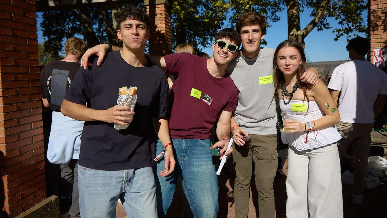 Botell&oacute;n y fiesta previa a la Carpa Universitaria de Oto&ntilde;o 2026 de los estudiantes de la Universidad P&uacute;blica de Navarra en el parque de la Medialuna de Pamplona. I&Ntilde;IGO ALZUGARAY