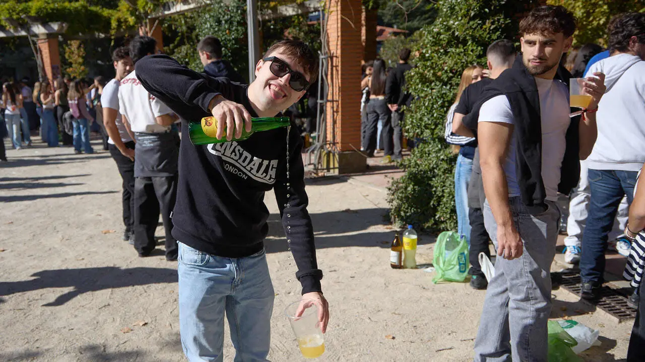 Botell&oacute;n y fiesta previa a la Carpa Universitaria de Oto&ntilde;o 2026 de los estudiantes de la Universidad P&uacute;blica de Navarra en el parque de la Medialuna de Pamplona. I&Ntilde;IGO ALZUGARAY