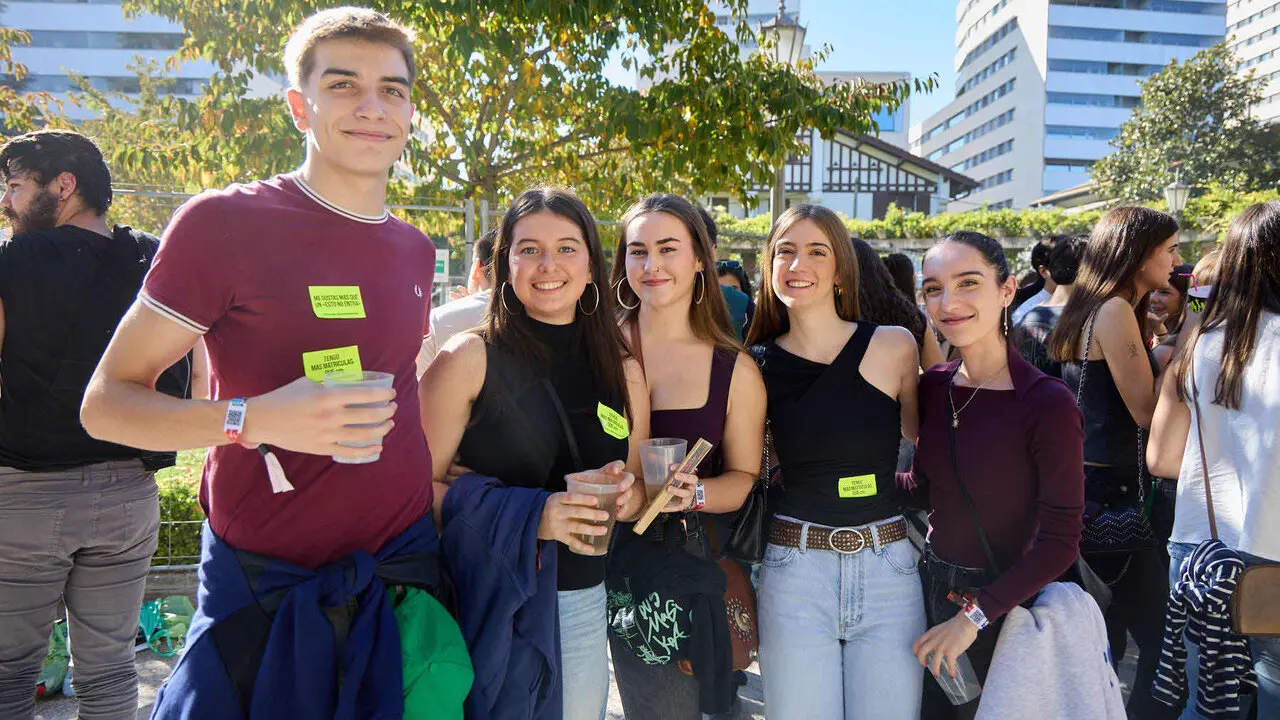 Botell&oacute;n y fiesta previa a la Carpa Universitaria de Oto&ntilde;o 2026 de los estudiantes de la Universidad P&uacute;blica de Navarra en el parque de la Medialuna de Pamplona. I&Ntilde;IGO ALZUGARAY