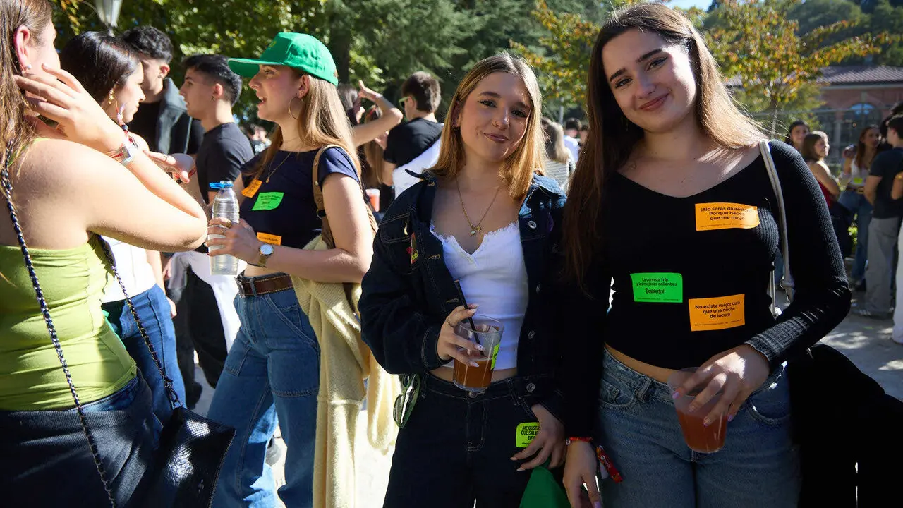 Botell&oacute;n y fiesta previa a la Carpa Universitaria de Oto&ntilde;o 2026 de los estudiantes de la Universidad P&uacute;blica de Navarra en el parque de la Medialuna de Pamplona. I&Ntilde;IGO ALZUGARAY
