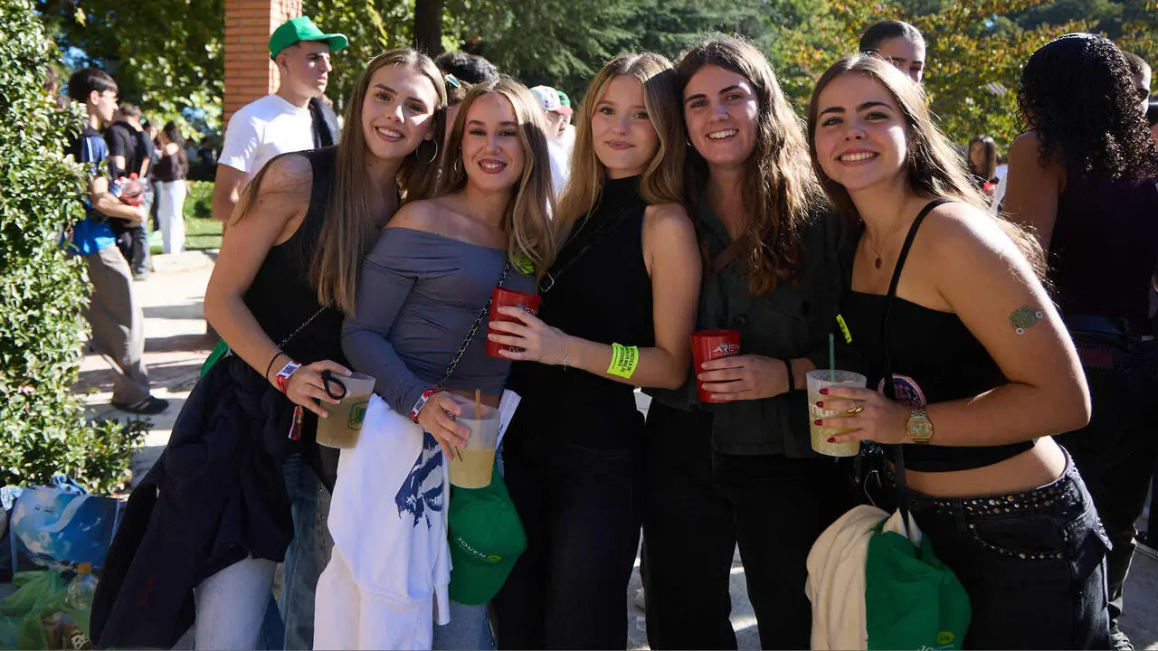 Botell&oacute;n y fiesta previa a la Carpa Universitaria de Oto&ntilde;o 2026 de los estudiantes de la Universidad P&uacute;blica de Navarra en el parque de la Medialuna de Pamplona. I&Ntilde;IGO ALZUGARAY