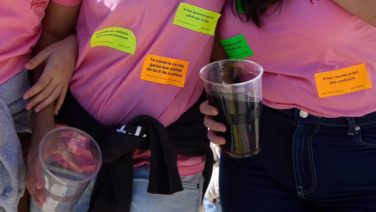Botell&oacute;n y fiesta previa a la Carpa Universitaria de Oto&ntilde;o 2026 de los estudiantes de la Universidad P&uacute;blica de Navarra en el parque de la Medialuna de Pamplona. I&Ntilde;IGO ALZUGARAY