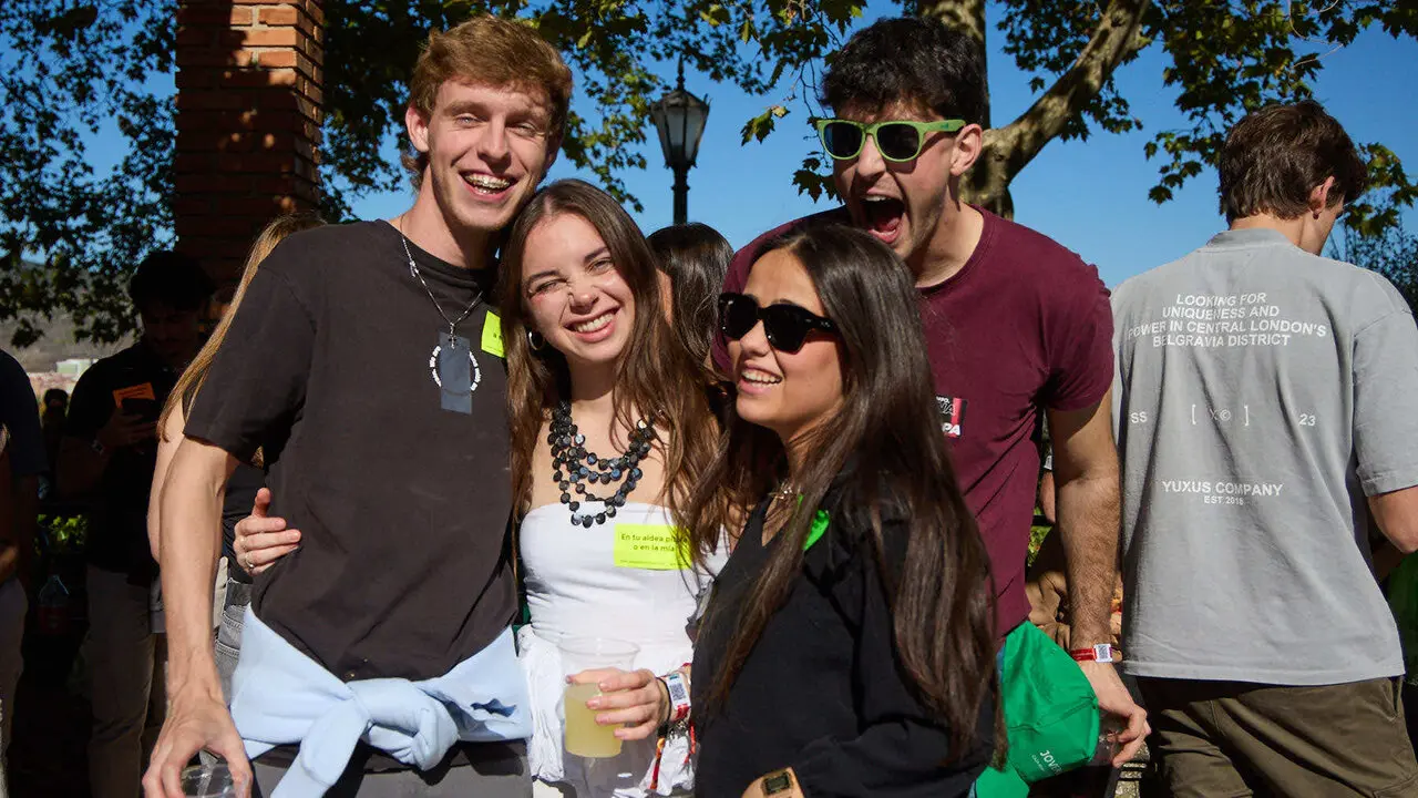 Botell&oacute;n y fiesta previa a la Carpa Universitaria de Oto&ntilde;o 2026 de los estudiantes de la Universidad P&uacute;blica de Navarra en el parque de la Medialuna de Pamplona. I&Ntilde;IGO ALZUGARAY