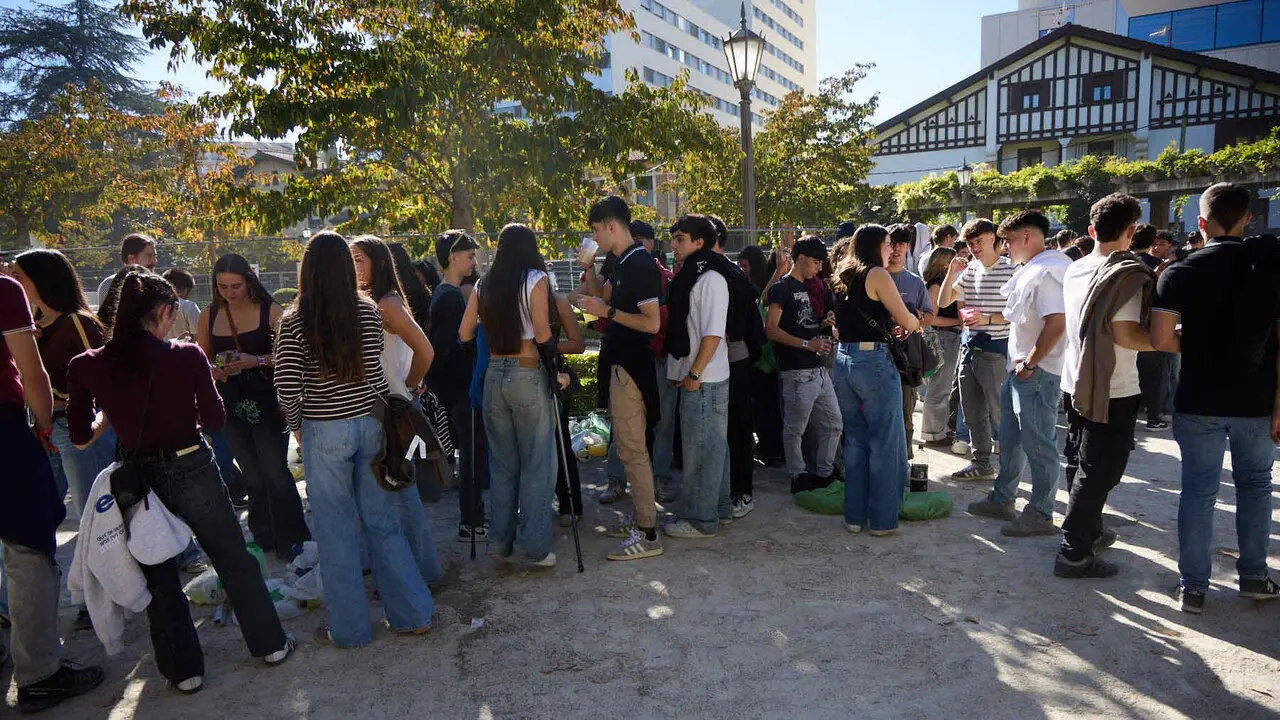 Botell&oacute;n y fiesta previa a la Carpa Universitaria de Oto&ntilde;o 2026 de los estudiantes de la Universidad P&uacute;blica de Navarra en el parque de la Medialuna de Pamplona. I&Ntilde;IGO ALZUGARAY