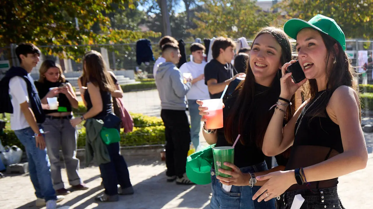 Botell&oacute;n y fiesta previa a la Carpa Universitaria de Oto&ntilde;o 2026 de los estudiantes de la Universidad P&uacute;blica de Navarra en el parque de la Medialuna de Pamplona. I&Ntilde;IGO ALZUGARAY