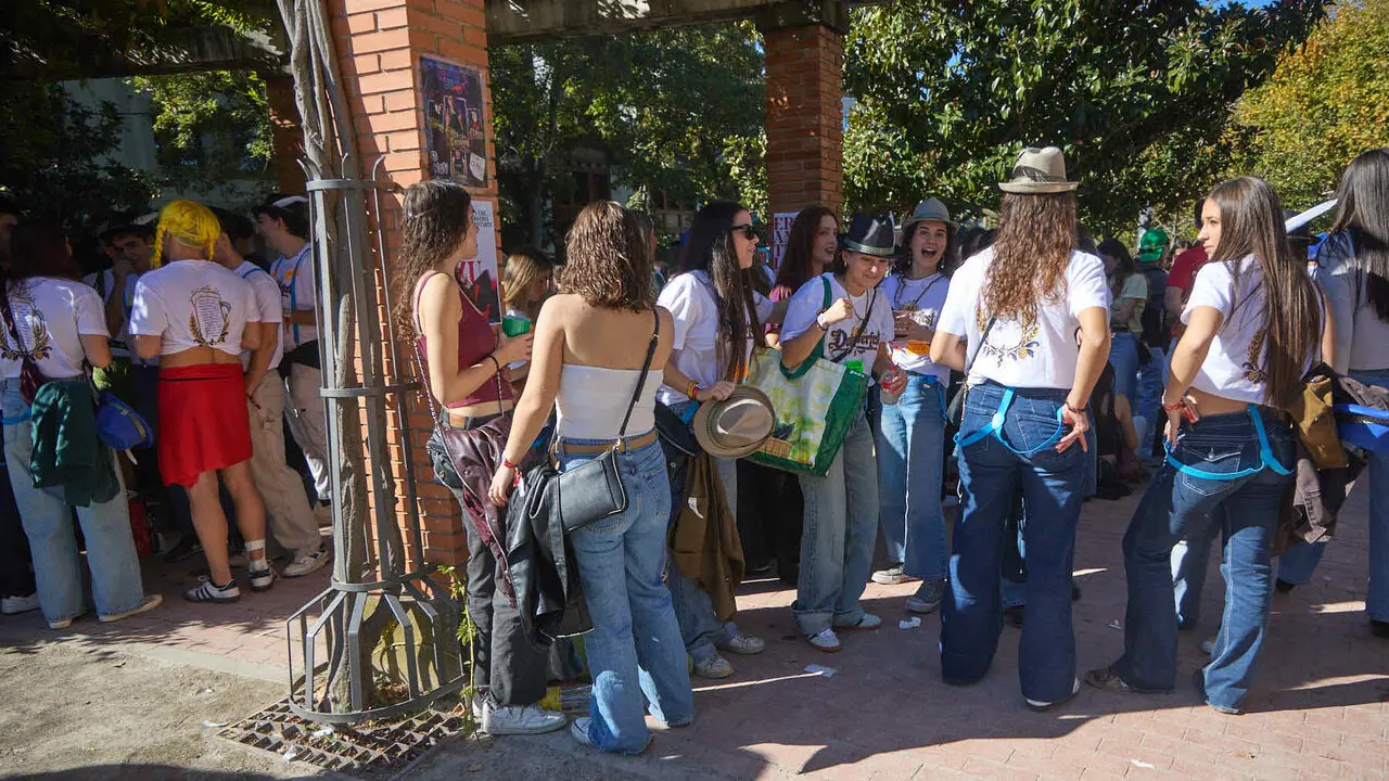 Botell&oacute;n y fiesta previa a la Carpa Universitaria de Oto&ntilde;o 2026 de los estudiantes de la Universidad P&uacute;blica de Navarra en el parque de la Medialuna de Pamplona. I&Ntilde;IGO ALZUGARAY
