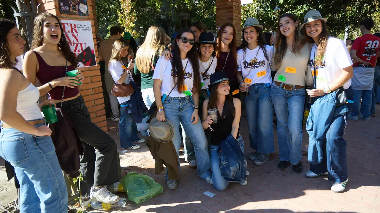 Botell&oacute;n y fiesta previa a la Carpa Universitaria de Oto&ntilde;o 2026 de los estudiantes de la Universidad P&uacute;blica de Navarra en el parque de la Medialuna de Pamplona. I&Ntilde;IGO ALZUGARAY