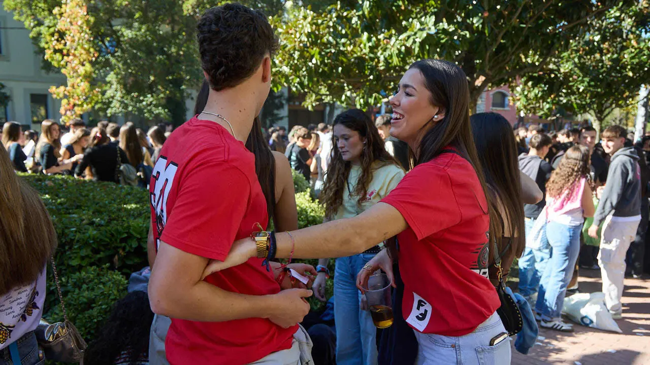 Botell&oacute;n y fiesta previa a la Carpa Universitaria de Oto&ntilde;o 2026 de los estudiantes de la Universidad P&uacute;blica de Navarra en el parque de la Medialuna de Pamplona. I&Ntilde;IGO ALZUGARAY