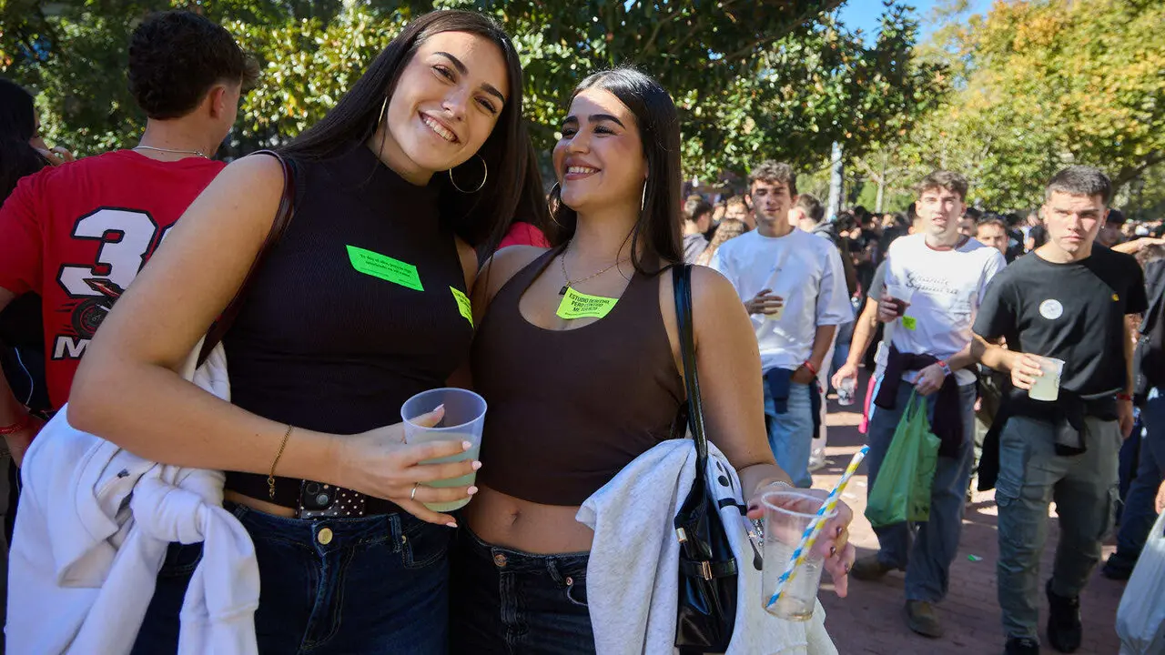Botell&oacute;n y fiesta previa a la Carpa Universitaria de Oto&ntilde;o 2026 de los estudiantes de la Universidad P&uacute;blica de Navarra en el parque de la Medialuna de Pamplona. I&Ntilde;IGO ALZUGARAY