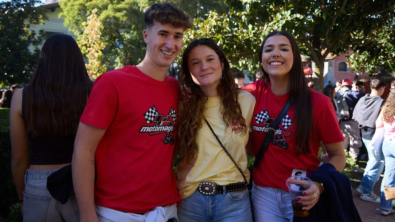 Botell&oacute;n y fiesta previa a la Carpa Universitaria de Oto&ntilde;o 2026 de los estudiantes de la Universidad P&uacute;blica de Navarra en el parque de la Medialuna de Pamplona. I&Ntilde;IGO ALZUGARAY