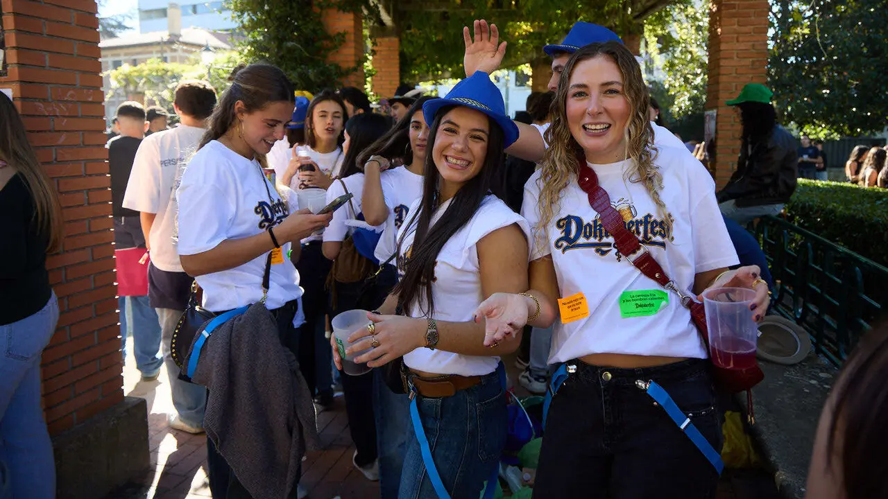 Botell&oacute;n y fiesta previa a la Carpa Universitaria de Oto&ntilde;o 2026 de los estudiantes de la Universidad P&uacute;blica de Navarra en el parque de la Medialuna de Pamplona. I&Ntilde;IGO ALZUGARAY