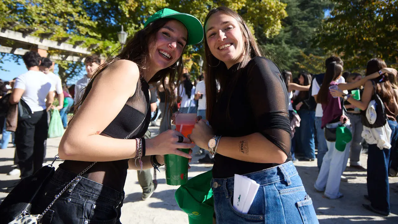 Botell&oacute;n y fiesta previa a la Carpa Universitaria de Oto&ntilde;o 2026 de los estudiantes de la Universidad P&uacute;blica de Navarra en el parque de la Medialuna de Pamplona. I&Ntilde;IGO ALZUGARAY