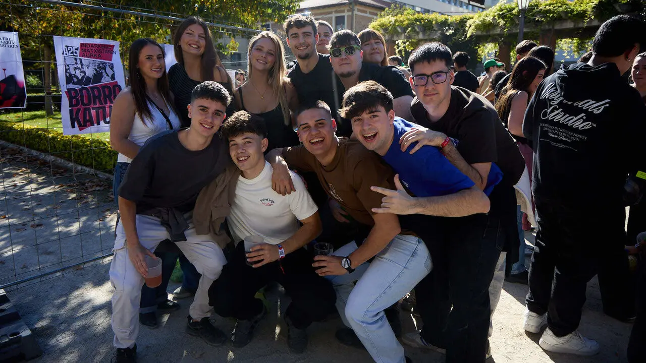 Botell&oacute;n y fiesta previa a la Carpa Universitaria de Oto&ntilde;o 2026 de los estudiantes de la Universidad P&uacute;blica de Navarra en el parque de la Medialuna de Pamplona. I&Ntilde;IGO ALZUGARAY