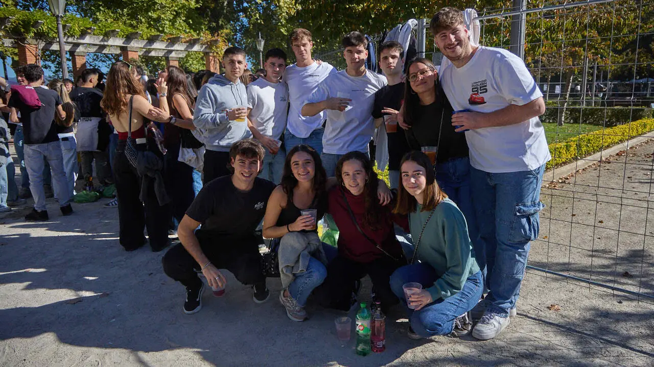 Botell&oacute;n y fiesta previa a la Carpa Universitaria de Oto&ntilde;o 2026 de los estudiantes de la Universidad P&uacute;blica de Navarra en el parque de la Medialuna de Pamplona. I&Ntilde;IGO ALZUGARAY