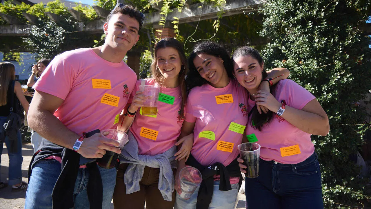 Botell&oacute;n y fiesta previa a la Carpa Universitaria de Oto&ntilde;o 2026 de los estudiantes de la Universidad P&uacute;blica de Navarra en el parque de la Medialuna de Pamplona. I&Ntilde;IGO ALZUGARAY