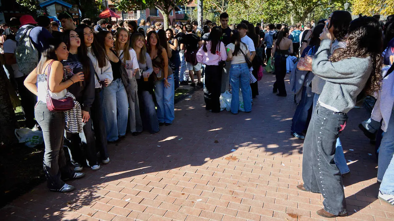 Botell&oacute;n y fiesta previa a la Carpa Universitaria de Oto&ntilde;o 2026 de los estudiantes de la Universidad P&uacute;blica de Navarra en el parque de la Medialuna de Pamplona. I&Ntilde;IGO ALZUGARAY