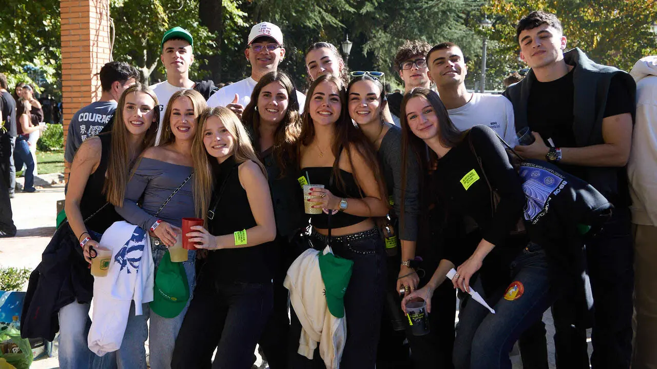 Botell&oacute;n y fiesta previa a la Carpa Universitaria de Oto&ntilde;o 2026 de los estudiantes de la Universidad P&uacute;blica de Navarra en el parque de la Medialuna de Pamplona. I&Ntilde;IGO ALZUGARAY