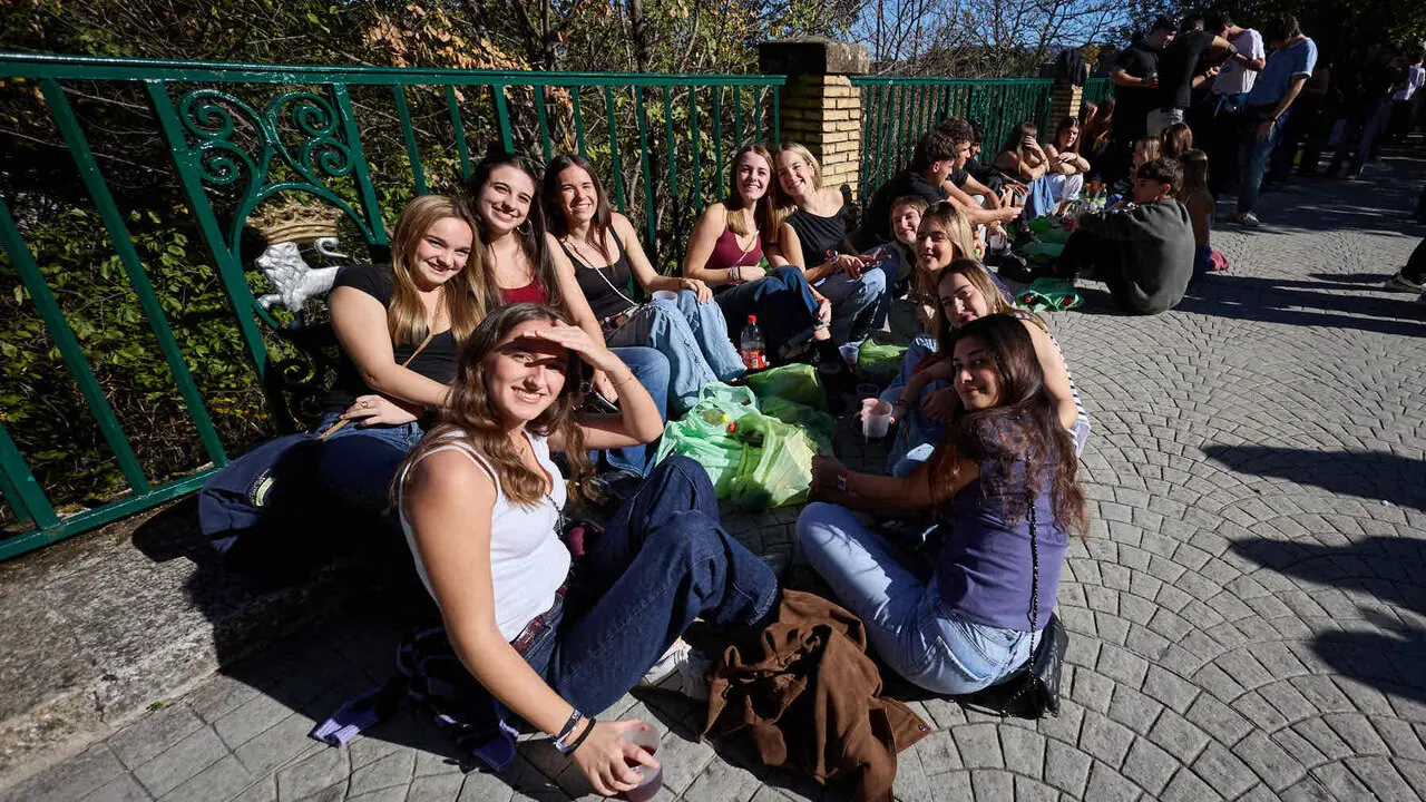 Botell&oacute;n y fiesta previa a la Carpa Universitaria de Oto&ntilde;o 2026 de los estudiantes de la Universidad P&uacute;blica de Navarra en el parque de la Medialuna de Pamplona. I&Ntilde;IGO ALZUGARAY
