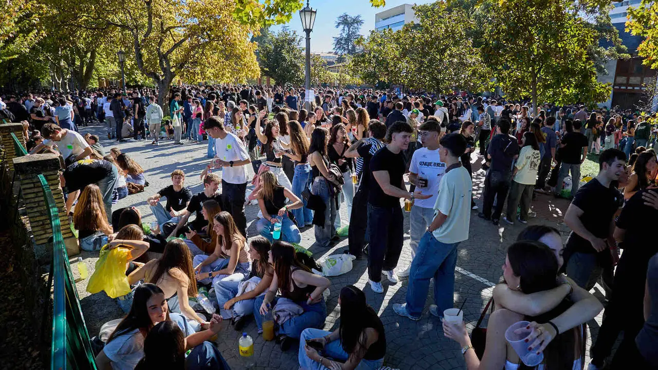 Botell&oacute;n y fiesta previa a la Carpa Universitaria de Oto&ntilde;o 2026 de los estudiantes de la Universidad P&uacute;blica de Navarra en el parque de la Medialuna de Pamplona. I&Ntilde;IGO ALZUGARAY