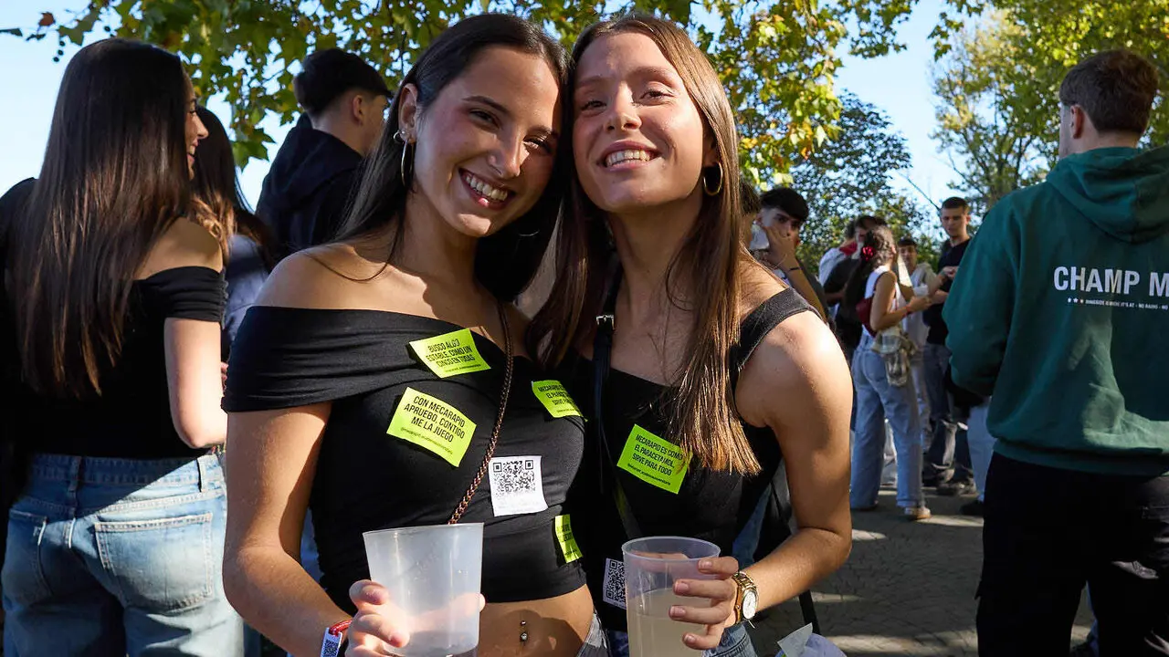 Botell&oacute;n y fiesta previa a la Carpa Universitaria de Oto&ntilde;o 2026 de los estudiantes de la Universidad P&uacute;blica de Navarra en el parque de la Medialuna de Pamplona. I&Ntilde;IGO ALZUGARAY