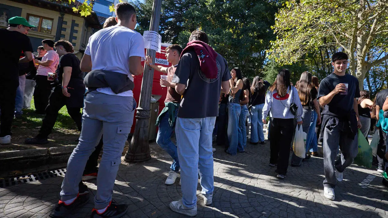 Botell&oacute;n y fiesta previa a la Carpa Universitaria de Oto&ntilde;o 2026 de los estudiantes de la Universidad P&uacute;blica de Navarra en el parque de la Medialuna de Pamplona. I&Ntilde;IGO ALZUGARAY