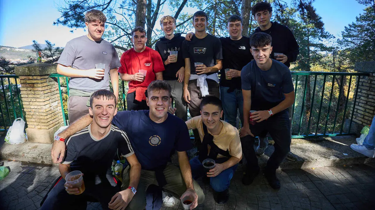 Botell&oacute;n y fiesta previa a la Carpa Universitaria de Oto&ntilde;o 2026 de los estudiantes de la Universidad P&uacute;blica de Navarra en el parque de la Medialuna de Pamplona. I&Ntilde;IGO ALZUGARAY