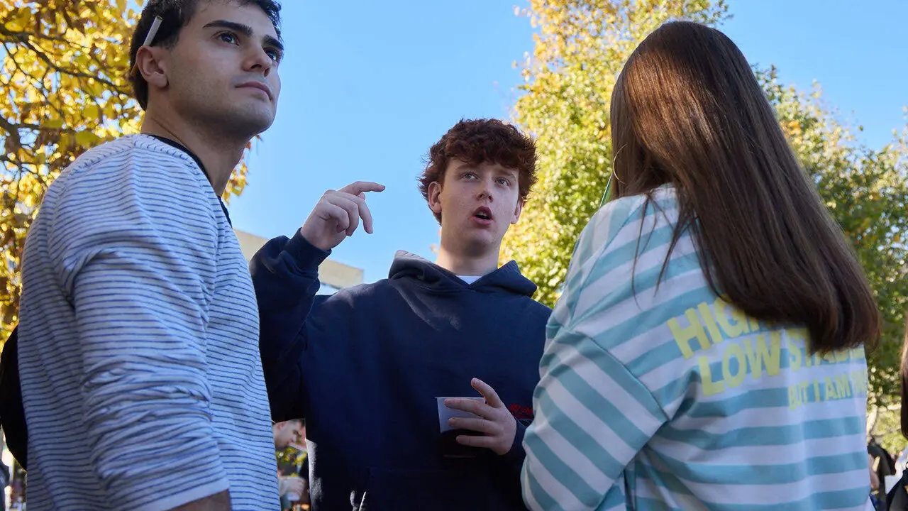 Botell&oacute;n y fiesta previa a la Carpa Universitaria de Oto&ntilde;o 2026 de los estudiantes de la Universidad P&uacute;blica de Navarra en el parque de la Medialuna de Pamplona. I&Ntilde;IGO ALZUGARAY