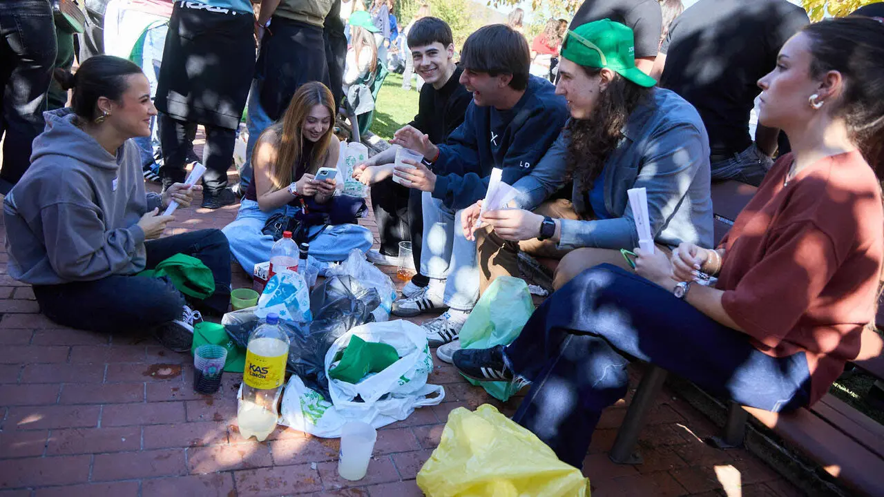 Botell&oacute;n y fiesta previa a la Carpa Universitaria de Oto&ntilde;o 2026 de los estudiantes de la Universidad P&uacute;blica de Navarra en el parque de la Medialuna de Pamplona. I&Ntilde;IGO ALZUGARAY
