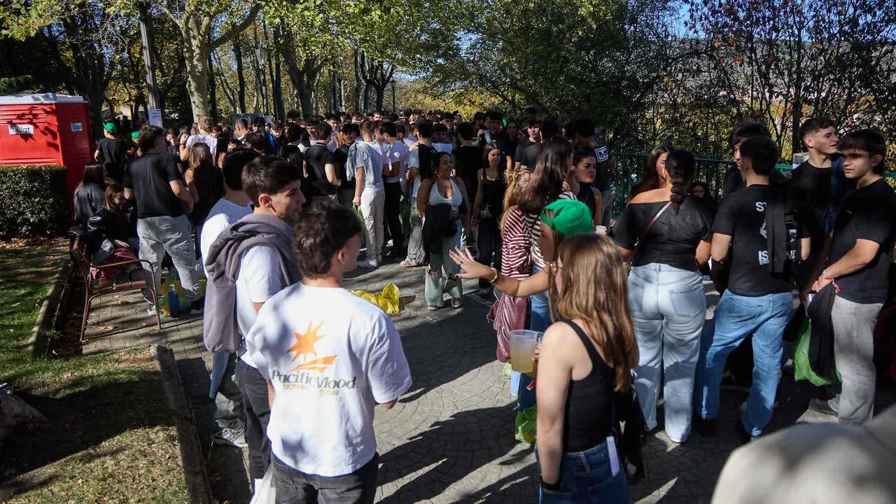 Botell&oacute;n y fiesta previa a la Carpa Universitaria de Oto&ntilde;o 2026 de los estudiantes de la Universidad P&uacute;blica de Navarra en el parque de la Medialuna de Pamplona. I&Ntilde;IGO ALZUGARAY