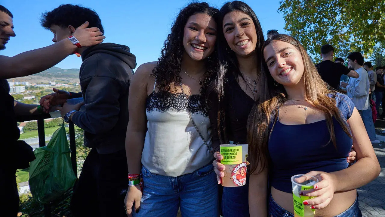Botell&oacute;n y fiesta previa a la Carpa Universitaria de Oto&ntilde;o 2026 de los estudiantes de la Universidad P&uacute;blica de Navarra en el parque de la Medialuna de Pamplona. I&Ntilde;IGO ALZUGARAY