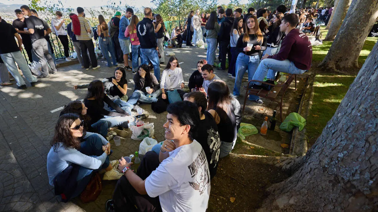 Botell&oacute;n y fiesta previa a la Carpa Universitaria de Oto&ntilde;o 2026 de los estudiantes de la Universidad P&uacute;blica de Navarra en el parque de la Medialuna de Pamplona. I&Ntilde;IGO ALZUGARAY