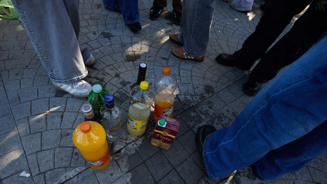 Botell&oacute;n y fiesta previa a la Carpa Universitaria de Oto&ntilde;o 2026 de los estudiantes de la Universidad P&uacute;blica de Navarra en el parque de la Medialuna de Pamplona. I&Ntilde;IGO ALZUGARAY