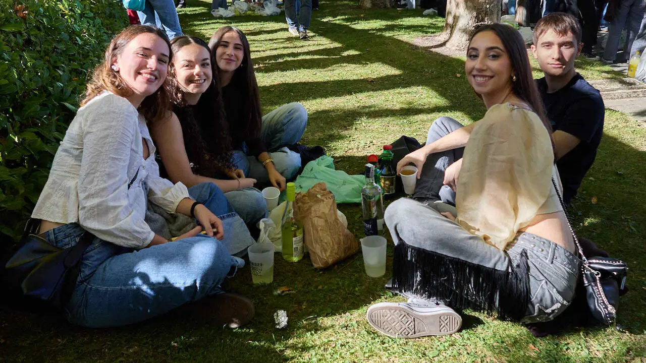 Botell&oacute;n y fiesta previa a la Carpa Universitaria de Oto&ntilde;o 2026 de los estudiantes de la Universidad P&uacute;blica de Navarra en el parque de la Medialuna de Pamplona. I&Ntilde;IGO ALZUGARAY