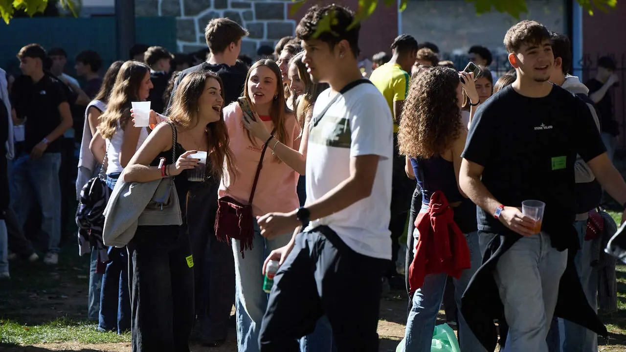 Botell&oacute;n y fiesta previa a la Carpa Universitaria de Oto&ntilde;o 2026 de los estudiantes de la Universidad P&uacute;blica de Navarra en el parque de la Medialuna de Pamplona. I&Ntilde;IGO ALZUGARAY