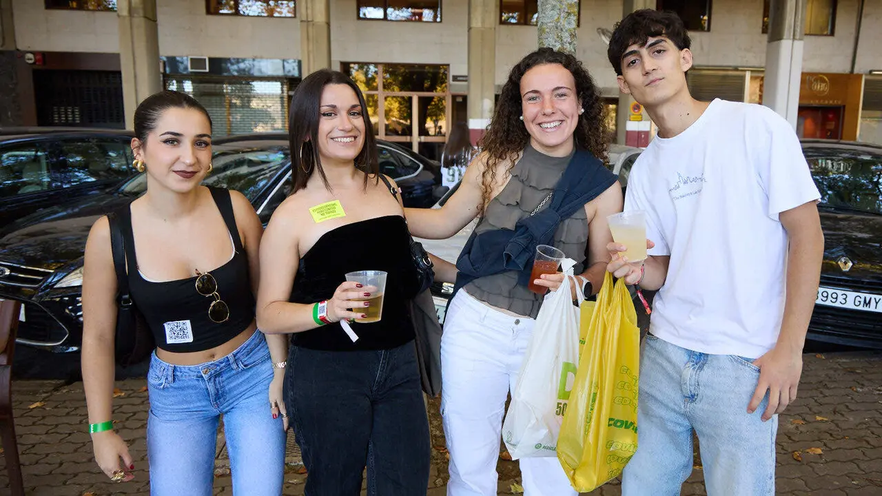 Botell&oacute;n y fiesta previa a la Carpa Universitaria de Oto&ntilde;o 2026 de los estudiantes de la Universidad P&uacute;blica de Navarra en el parque de la Medialuna de Pamplona. I&Ntilde;IGO ALZUGARAY
