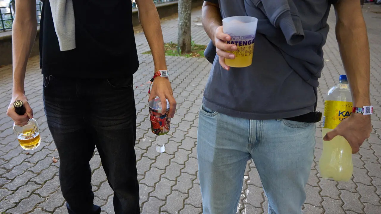 Botell&oacute;n y fiesta previa a la Carpa Universitaria de Oto&ntilde;o 2026 de los estudiantes de la Universidad P&uacute;blica de Navarra en el parque de la Medialuna de Pamplona. I&Ntilde;IGO ALZUGARAY