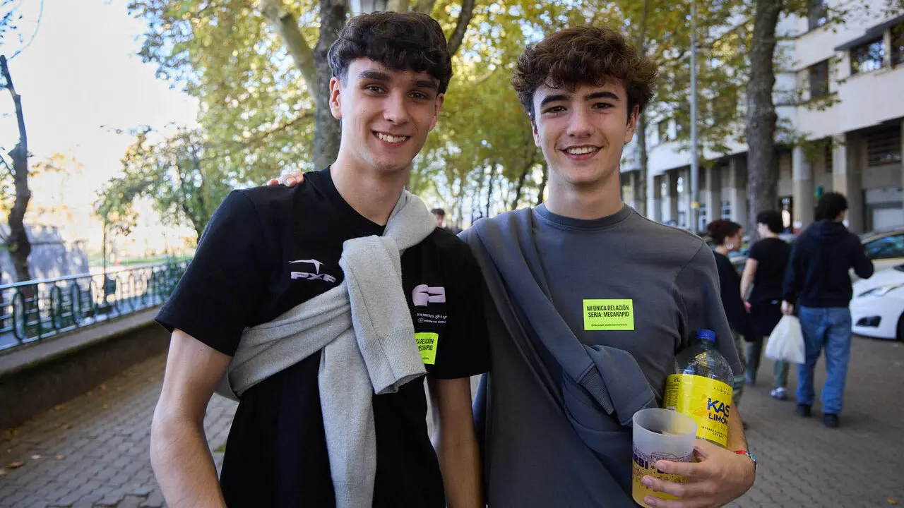 Botell&oacute;n y fiesta previa a la Carpa Universitaria de Oto&ntilde;o 2026 de los estudiantes de la Universidad P&uacute;blica de Navarra en el parque de la Medialuna de Pamplona. I&Ntilde;IGO ALZUGARAY