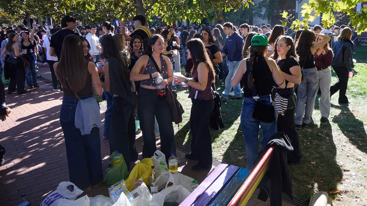 Botell&oacute;n y fiesta previa a la Carpa Universitaria de Oto&ntilde;o 2026 de los estudiantes de la Universidad P&uacute;blica de Navarra en el parque de la Medialuna de Pamplona. I&Ntilde;IGO ALZUGARAY