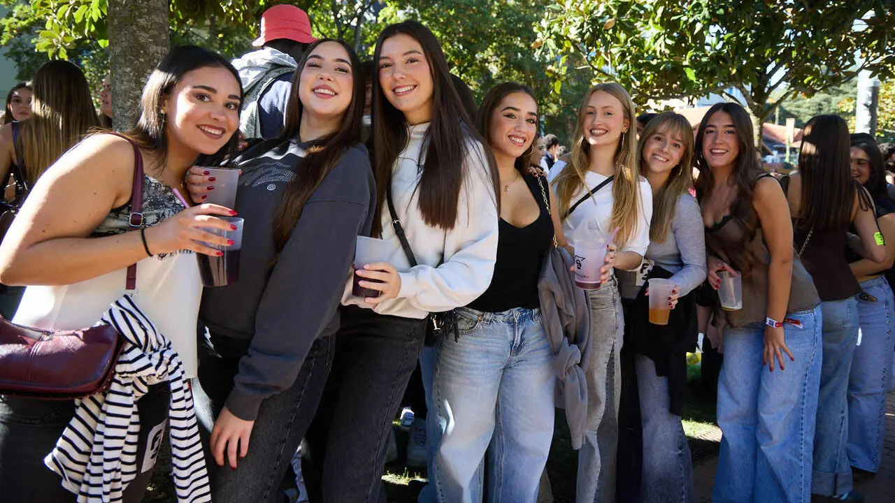 Botell&oacute;n y fiesta previa a la Carpa Universitaria de Oto&ntilde;o 2026 de los estudiantes de la Universidad P&uacute;blica de Navarra en el parque de la Medialuna de Pamplona. I&Ntilde;IGO ALZUGARAY