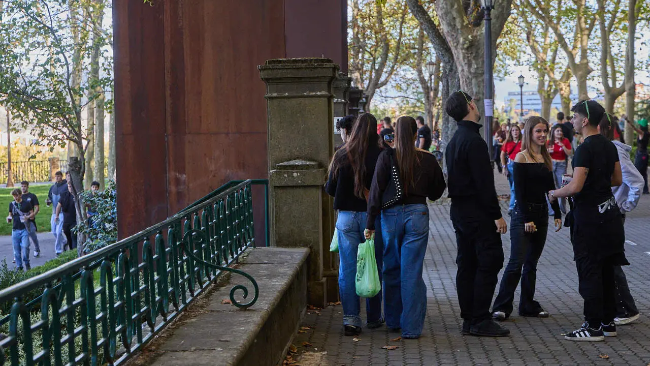 Botell&oacute;n y fiesta previa a la Carpa Universitaria de Oto&ntilde;o 2026 de los estudiantes de la Universidad P&uacute;blica de Navarra en el parque de la Medialuna de Pamplona. I&Ntilde;IGO ALZUGARAY