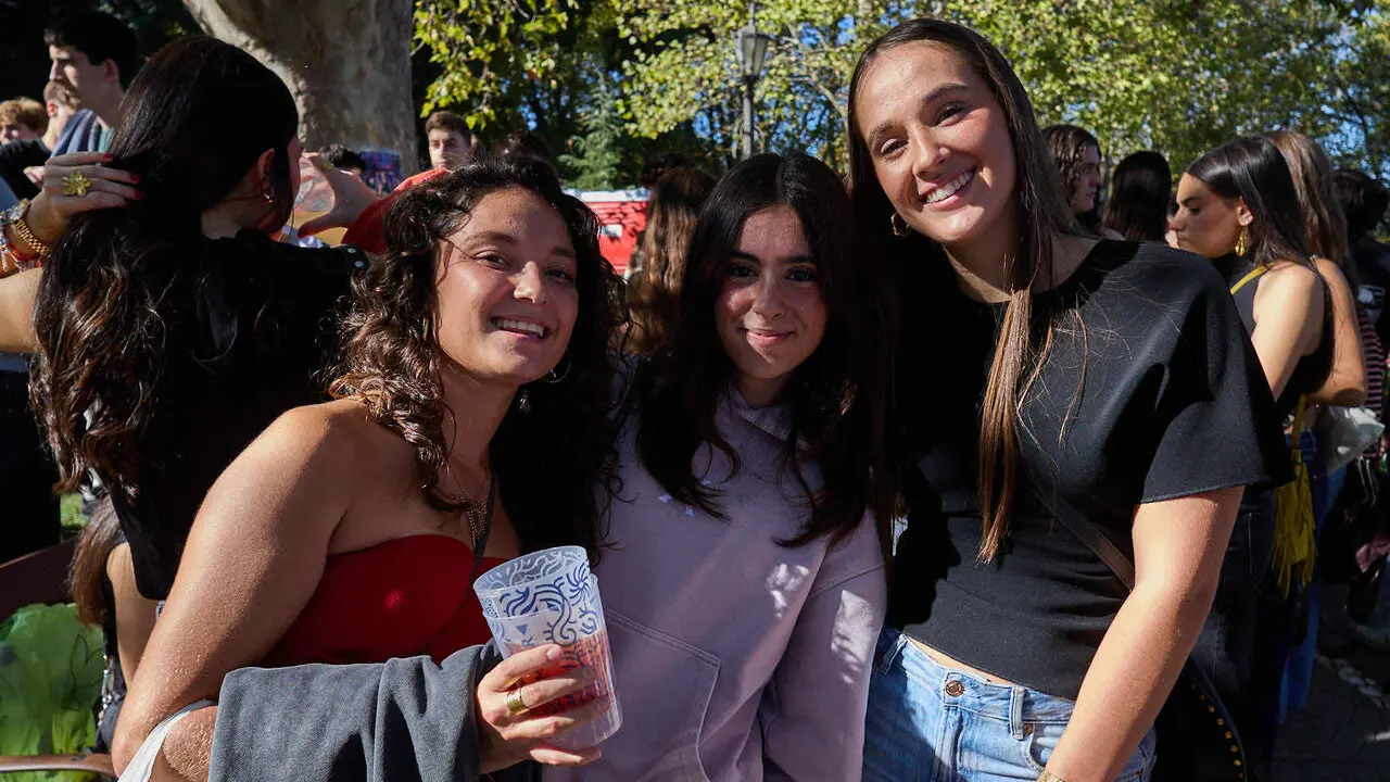 Botell&oacute;n y fiesta previa a la Carpa Universitaria de Oto&ntilde;o 2026 de los estudiantes de la Universidad P&uacute;blica de Navarra en el parque de la Medialuna de Pamplona. I&Ntilde;IGO ALZUGARAY