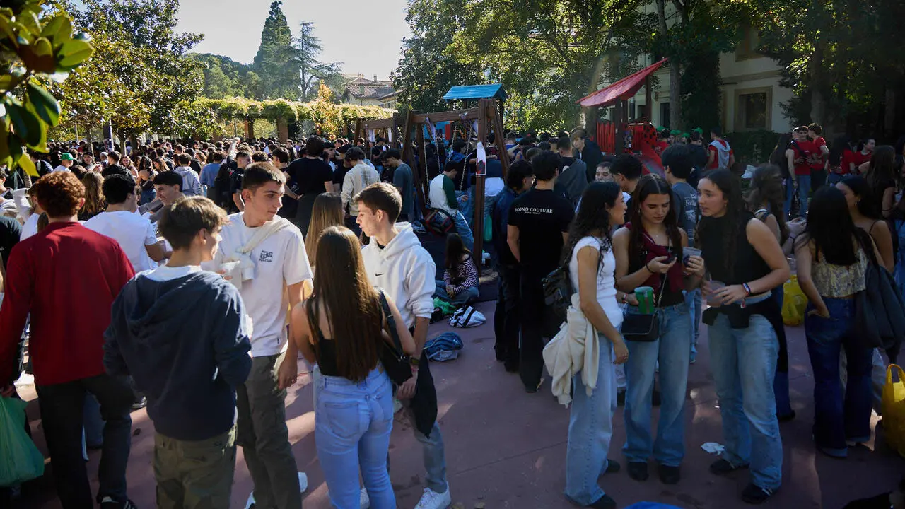Botell&oacute;n y fiesta previa a la Carpa Universitaria de Oto&ntilde;o 2026 de los estudiantes de la Universidad P&uacute;blica de Navarra en el parque de la Medialuna de Pamplona. I&Ntilde;IGO ALZUGARAY