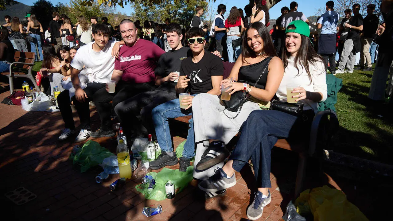 Botell&oacute;n y fiesta previa a la Carpa Universitaria de Oto&ntilde;o 2026 de los estudiantes de la Universidad P&uacute;blica de Navarra en el parque de la Medialuna de Pamplona. I&Ntilde;IGO ALZUGARAY