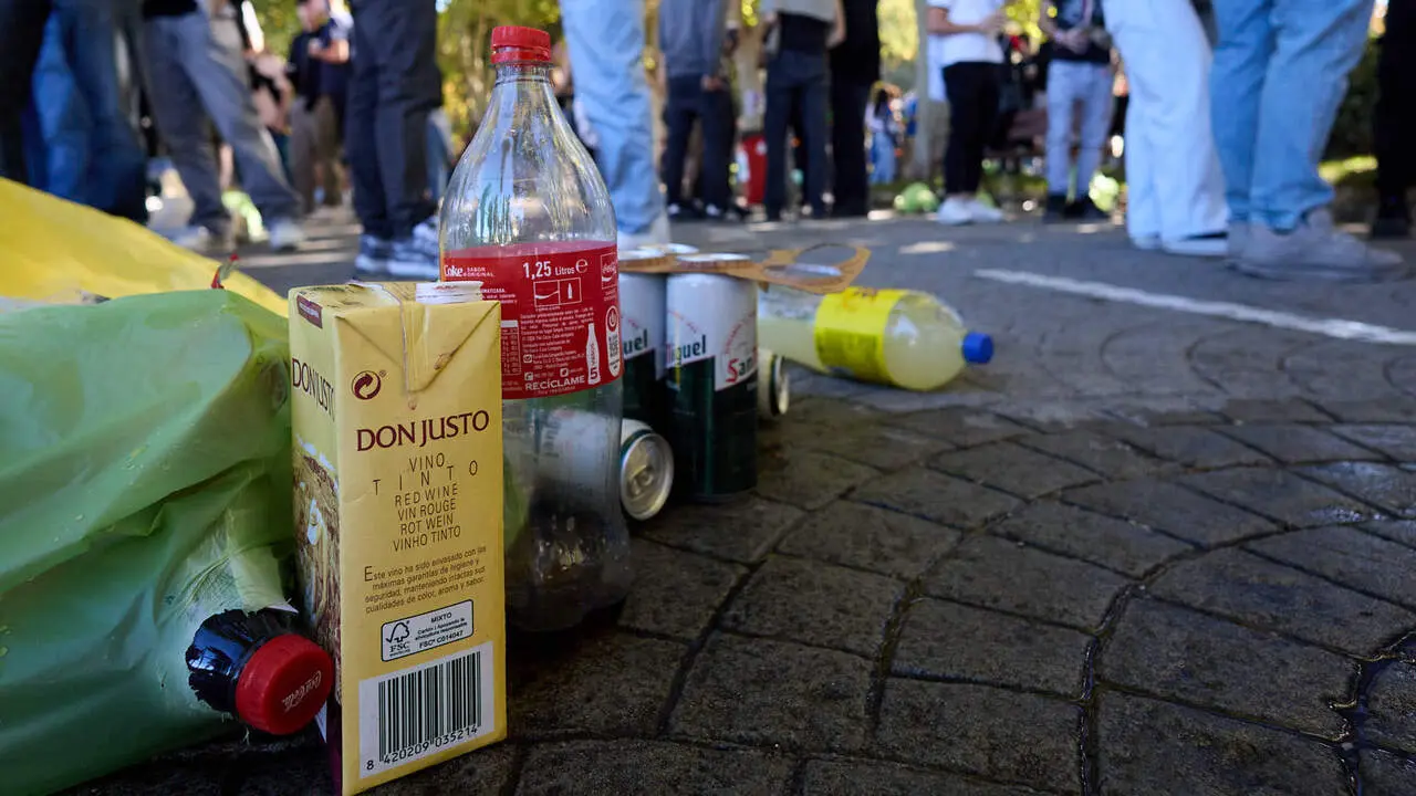 Botell&oacute;n y fiesta previa a la Carpa Universitaria de Oto&ntilde;o 2026 de los estudiantes de la Universidad P&uacute;blica de Navarra en el parque de la Medialuna de Pamplona. I&Ntilde;IGO ALZUGARAY